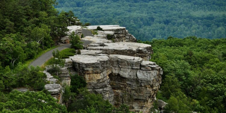 Tourist plunges to death from cliff in New York state park