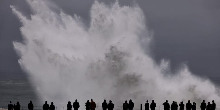 Towering Pacific wave sends 8 to hospital in California