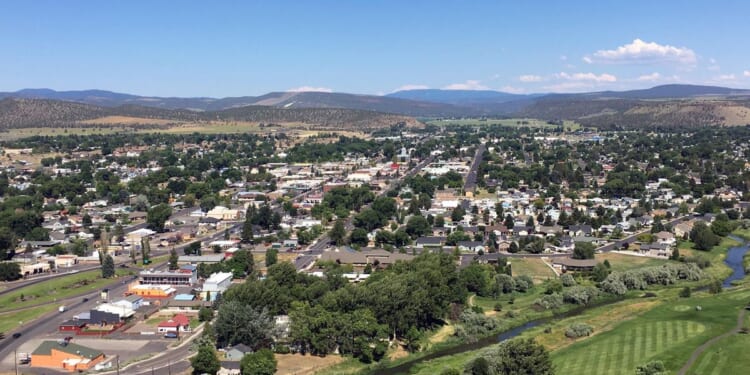 Pair of stranded motorists rescued after hiking miles to get signal in Oregon national forest