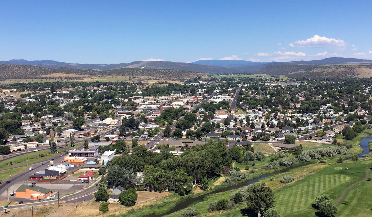 Pair of stranded motorists rescued after hiking miles to get signal in Oregon national forest