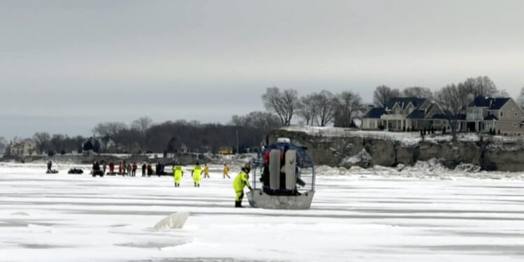 20 people survive ice floe on Lake Erie