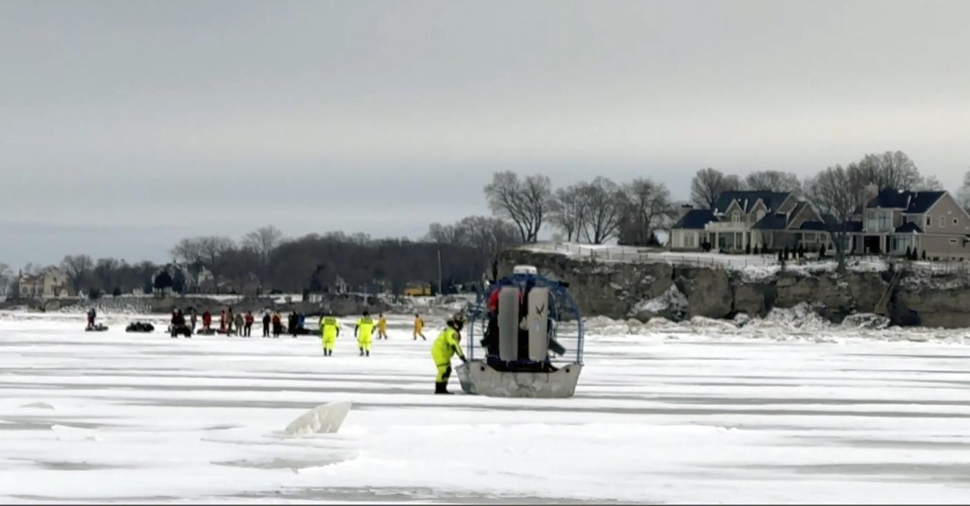 20 people survive ice floe on Lake Erie