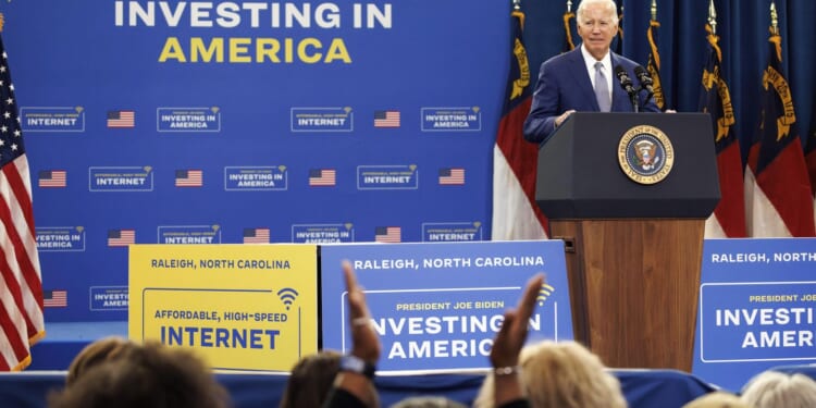 Biden touts strong economy, but voters remain unconvinced