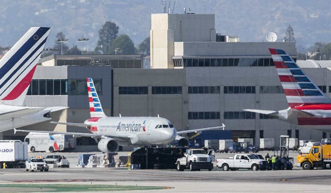 Man Walks Out Onto Wing of Plane to Applause of Fellow Passengers – HotAir