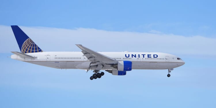 United Airlines CEO says the airline will consider alternatives to Boeing's next airplane