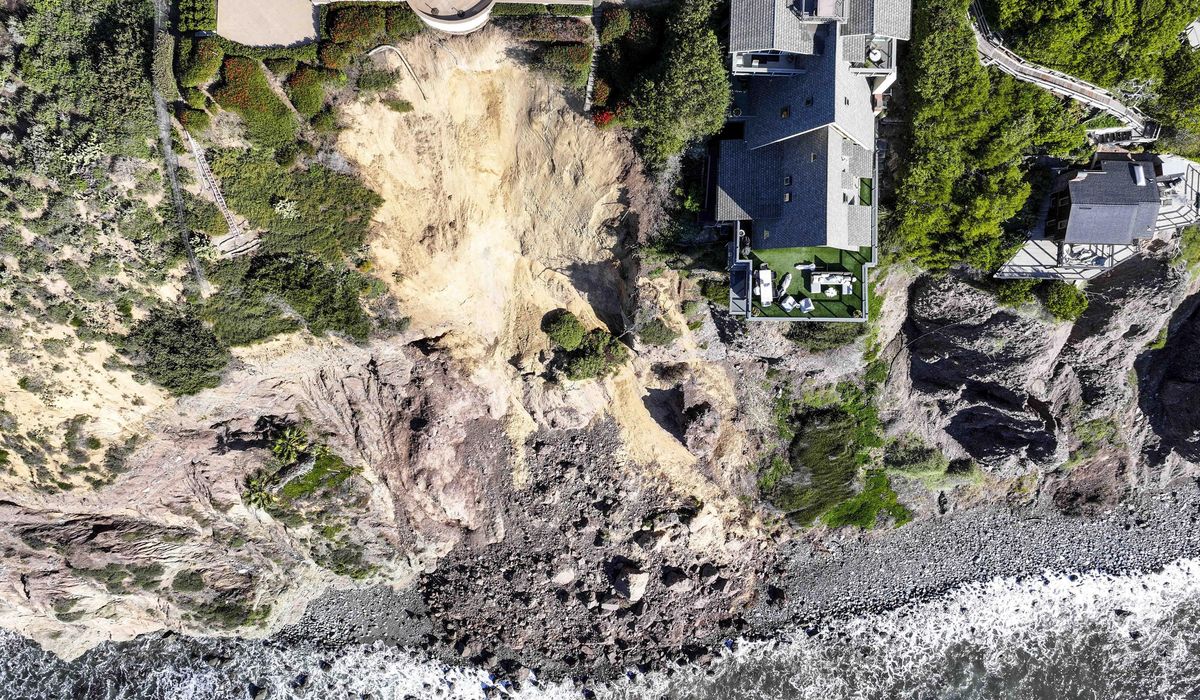 Massive landslide on coastal bluff leaves Southern California mansion on the edge of a cliff