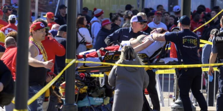 'Multiple people' struck by gunfire near Chiefs parade, police say; 2 people taken into custody