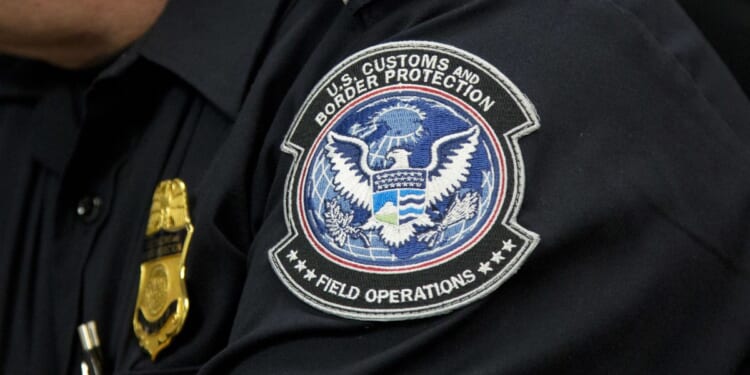 Smuggling suspect dies in Border Patrol custody