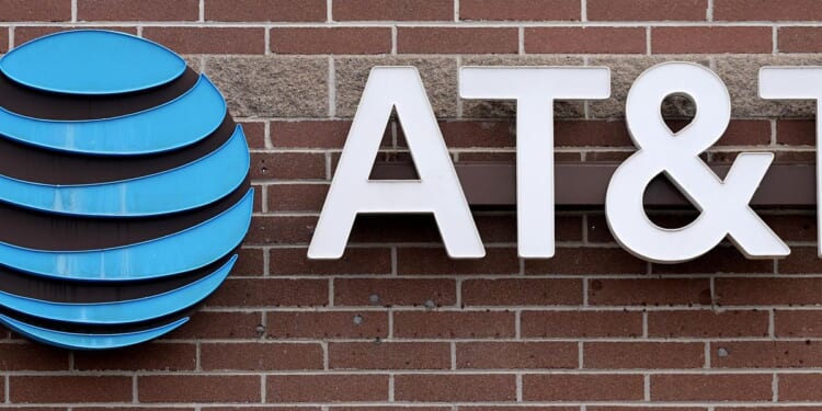 AT&T offers $5 to customers hit by cellphone network outage