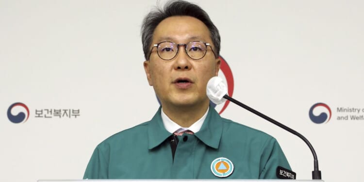 Seoul gives young doctors 4 days to end walkouts, threatening prosecutions or suspended licenses