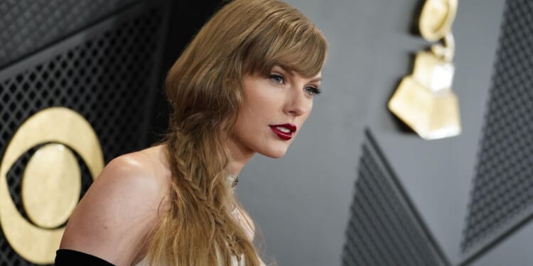 Photographer accuses Taylor Swift's father of punching him in the face on Sydney waterfront