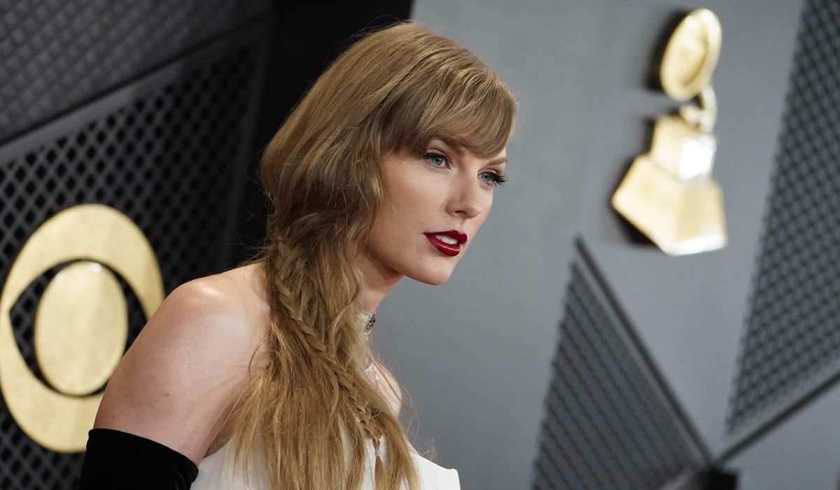 Photographer accuses Taylor Swift's father of punching him in the face on Sydney waterfront