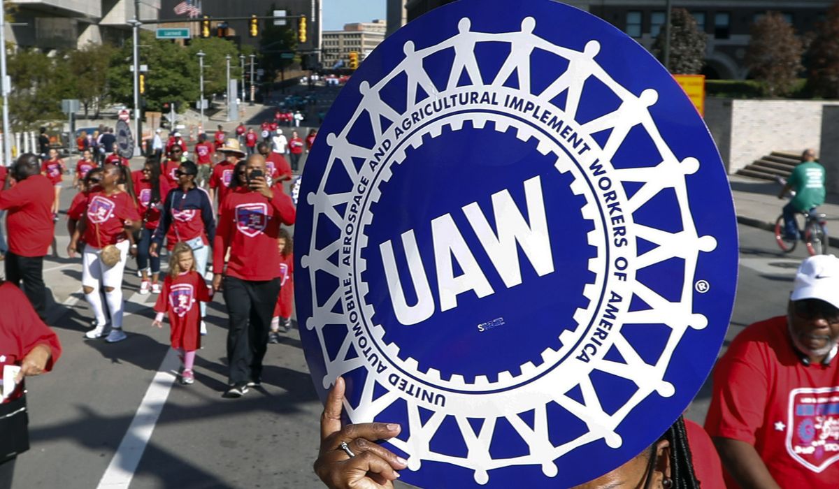 Majority of workers at largest U.S. Mercedes plant sign with UAW