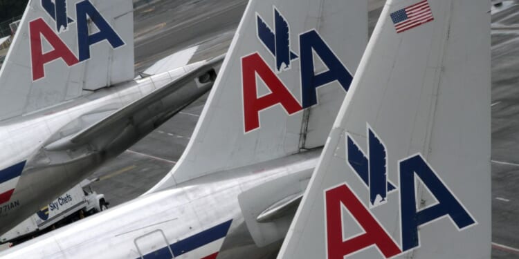 American Airlines flight to Spain pulls U-turn due to cracked windshield