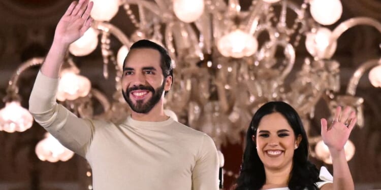 Salvadoran President Nayib Bukele greets supporters next to his wife Gabriela Rodriguez after the presidential and legislative elections in San Salvador. El Salvador, on Sunday.