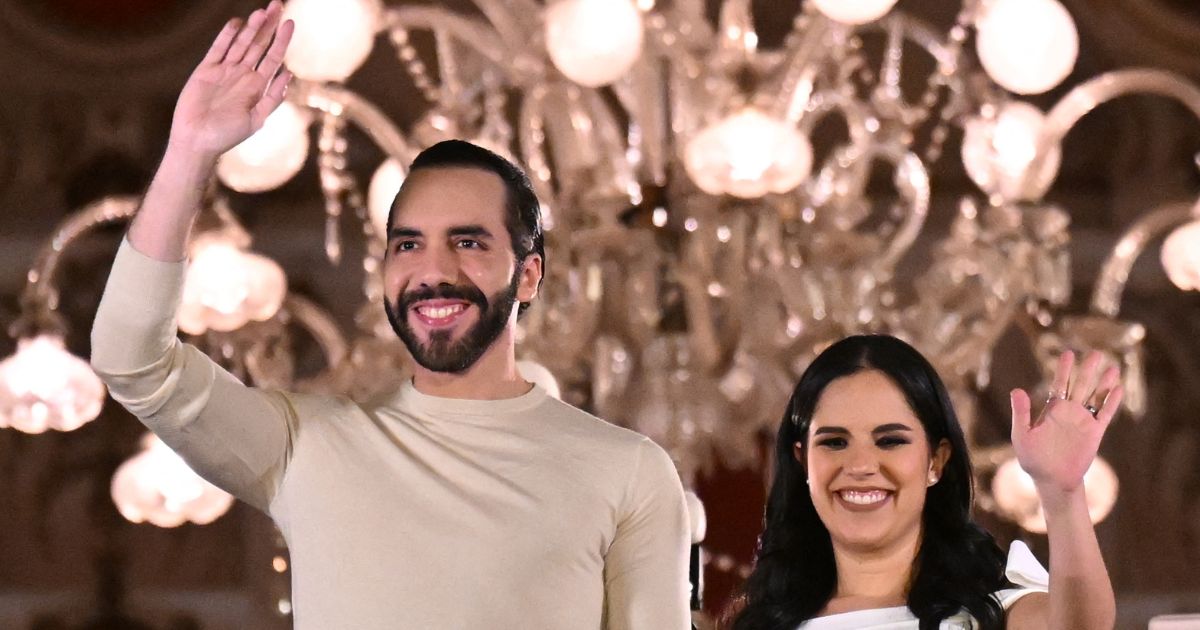 Salvadoran President Nayib Bukele greets supporters next to his wife Gabriela Rodriguez after the presidential and legislative elections in San Salvador. El Salvador, on Sunday.