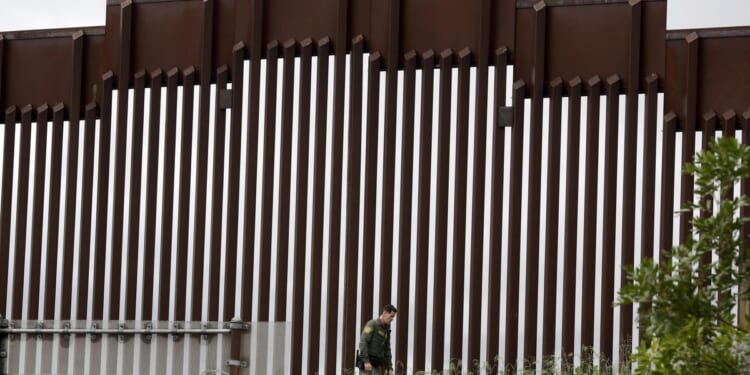 US-Mexico border walls injure 11, including 10 who were taken to hospital