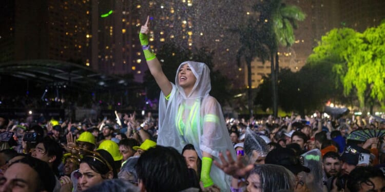 Thunderstorms delay flights at Miami airport, suspend music festival and disrupt tennis tournament