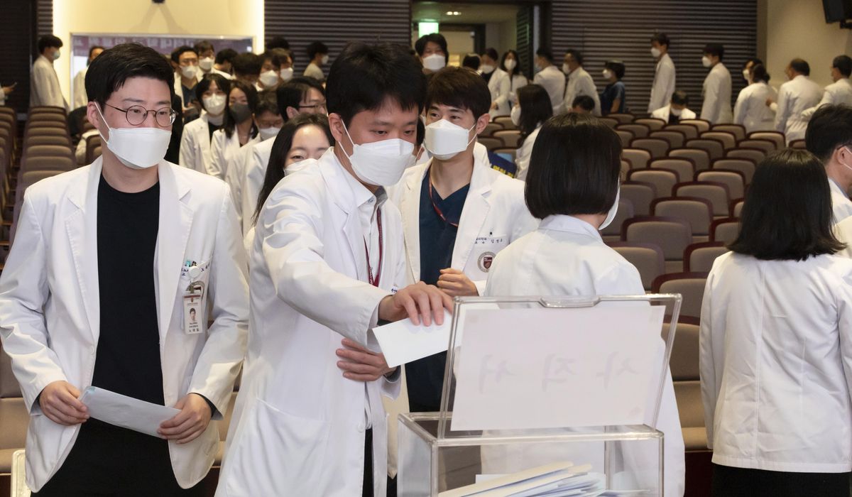 Senior physicians in South Korea submit resignations, deepening dispute over medical school plan