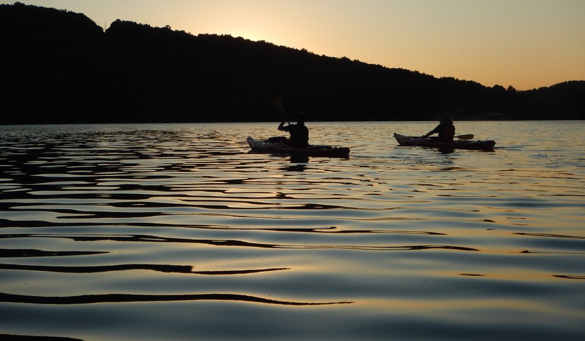 33 kayakers rescued near cave by Tennessee's Nickajack Lake