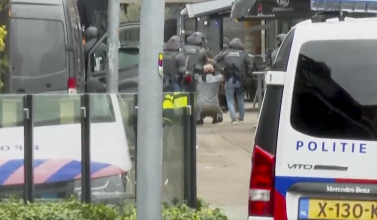 A man suspected of holding 4 hostages for hours in a Dutch nightclub has been arrested