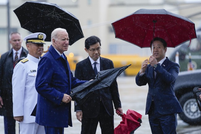 Biden Wanders Aimlessly in Rain, Karen Handlers Shoo Away Press – PJ Media