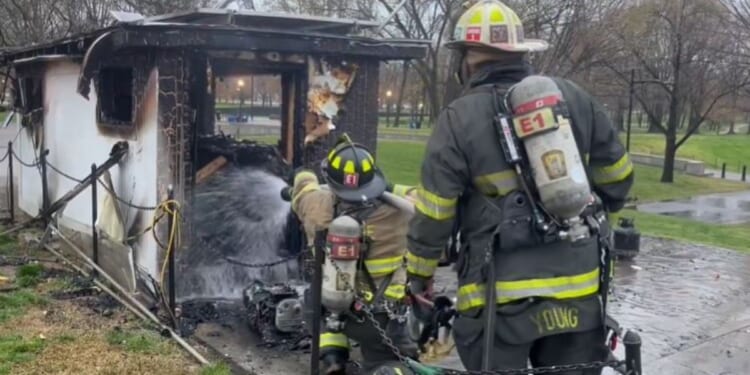 A fire broke out Thursday morning in a kiosk located near the Lincoln Memorial in Washington D.C.