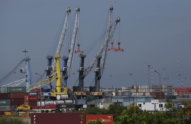 Chinese-Made Cranes at U.S. Ports Have Communications Gear Installed – PJ Media