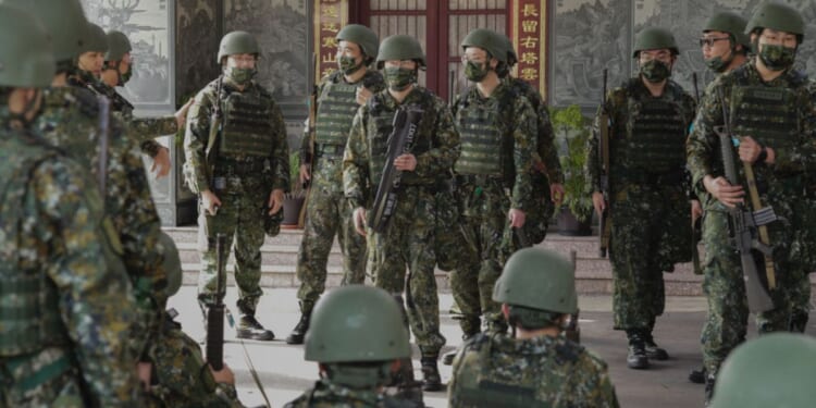 Taiwan's reserve soldiers took part in military training at a local Taoist temple in Hsinchu on Tuesday.