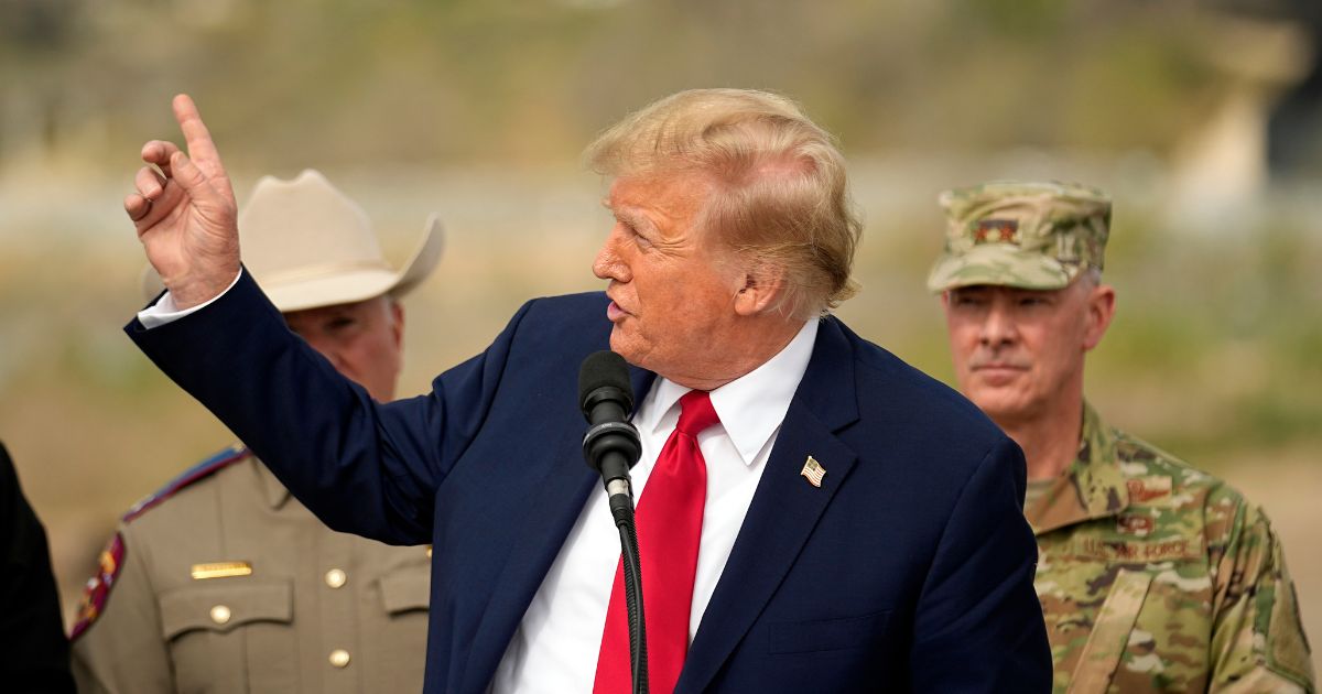 Donald Trump pointing to Mexico at Shelby Park in Eagle Pass, Texas