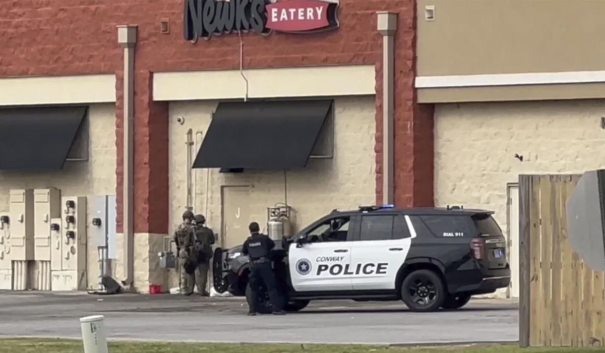 Police in Arkansas shoot man who barricaded himself at a shopping mall