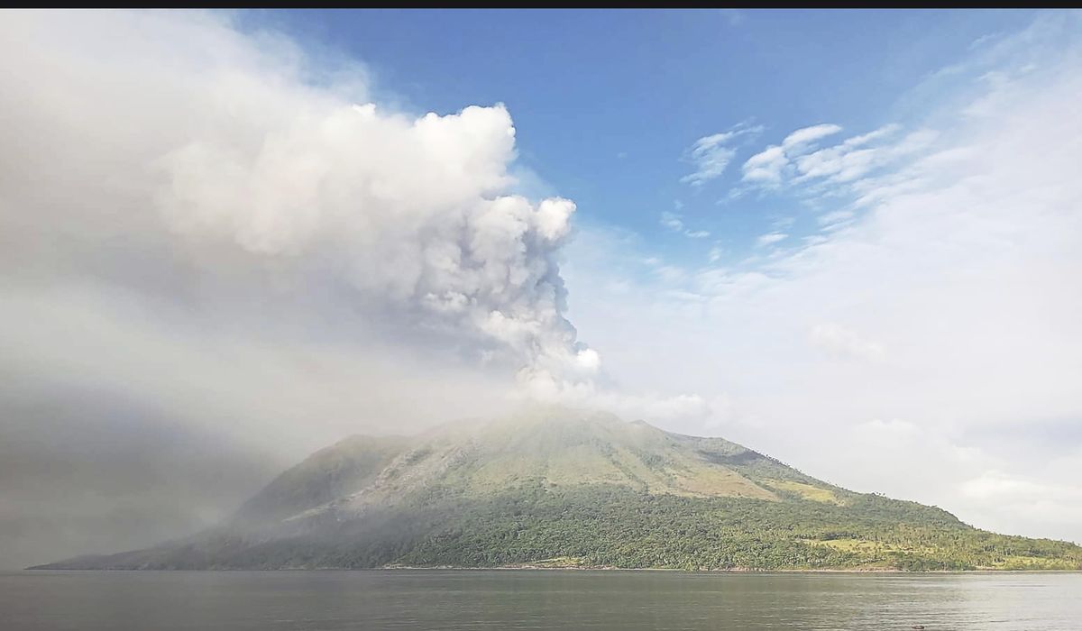 More people are evacuated after the dramatic eruption of an Indonesian volcano