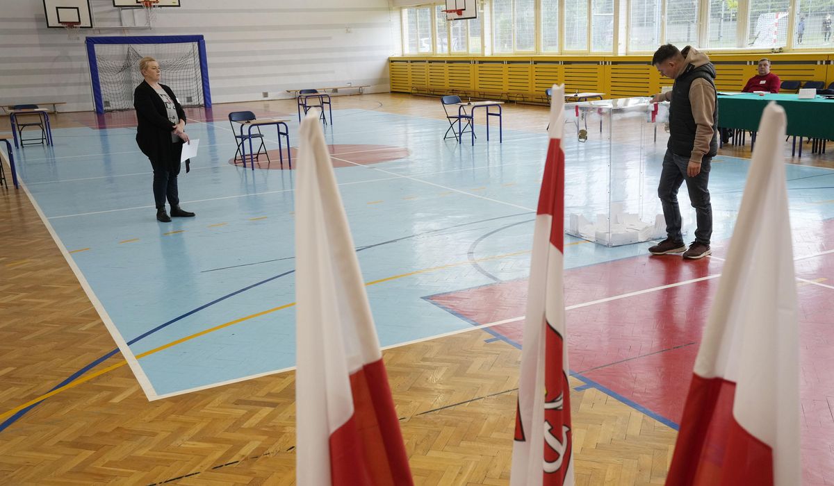 Voters in Poland choose mayors in hundreds of cities in runoff election