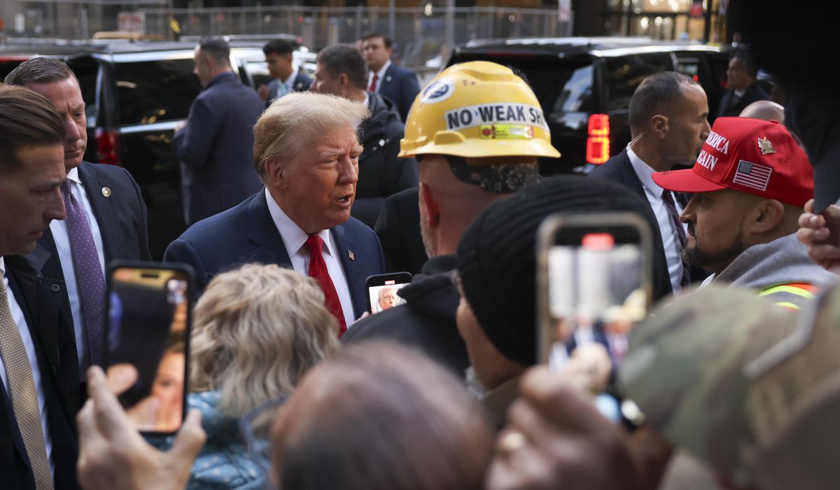 Court-bound Donald Trump gets warm, raucous reception at Manhattan construction site