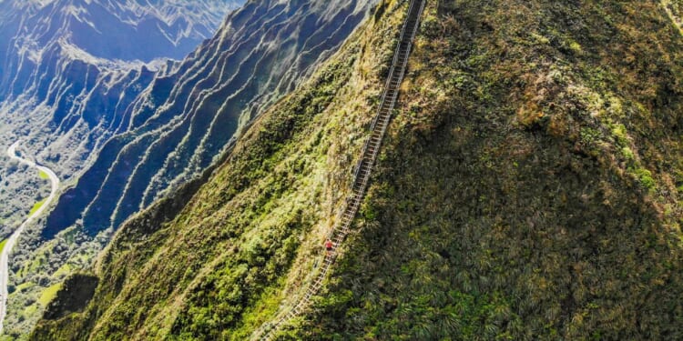 Honolulu police arrest seven for attempting to illegally hike the Ha'iku Stairs on Oahu