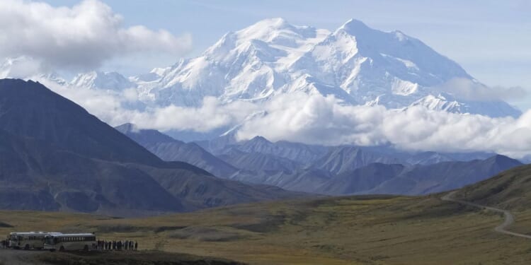 Pair of climbers fall 1,000 feet off mountain in Denali National Park, killing one, injuring other