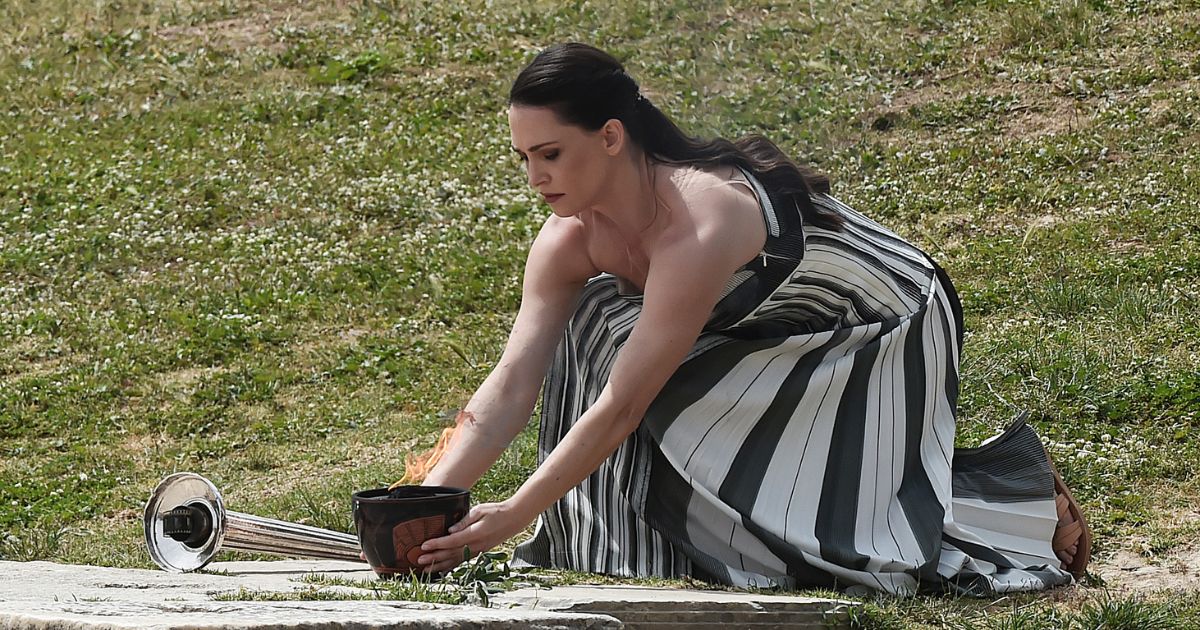 Greek actress Mary Mina playing the role of the high priestess