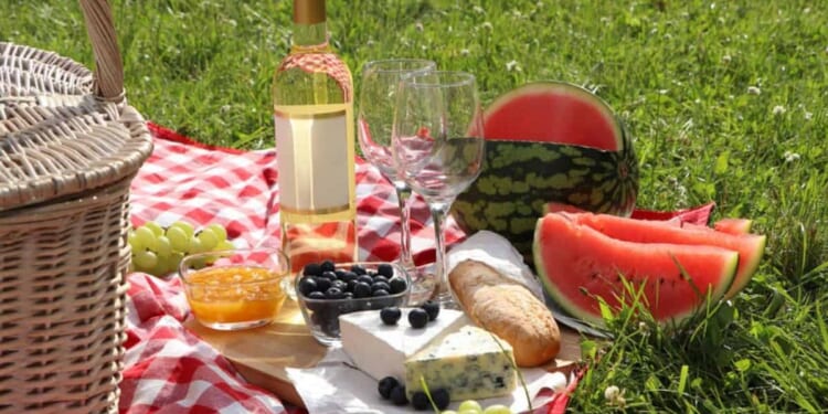 Crafting gourmet picnic baskets for spring outings