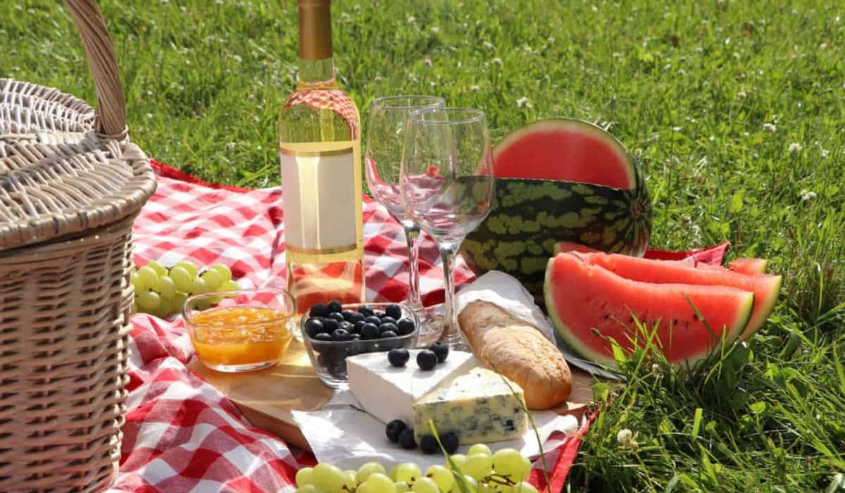 Crafting gourmet picnic baskets for spring outings