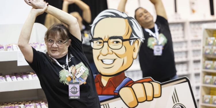 Thousands pack Omaha arena to soak up guru investor Warren Buffett's wisdom