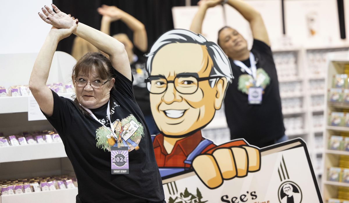 Thousands pack Omaha arena to soak up guru investor Warren Buffett's wisdom