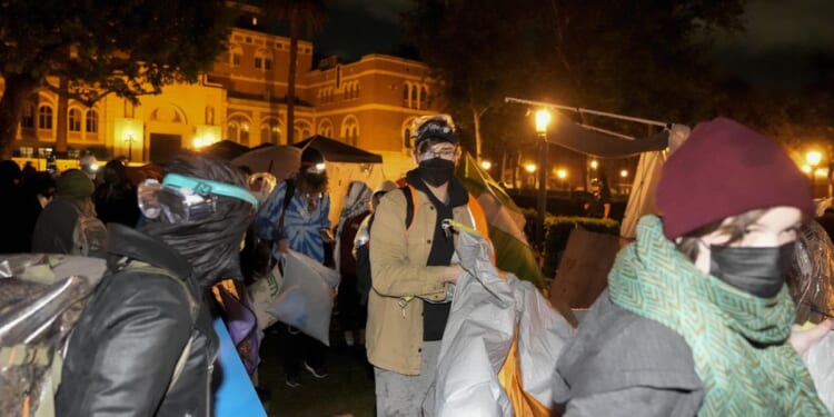 USC protesters surrounded by LAPD and ordered to leave encampment or face arrest