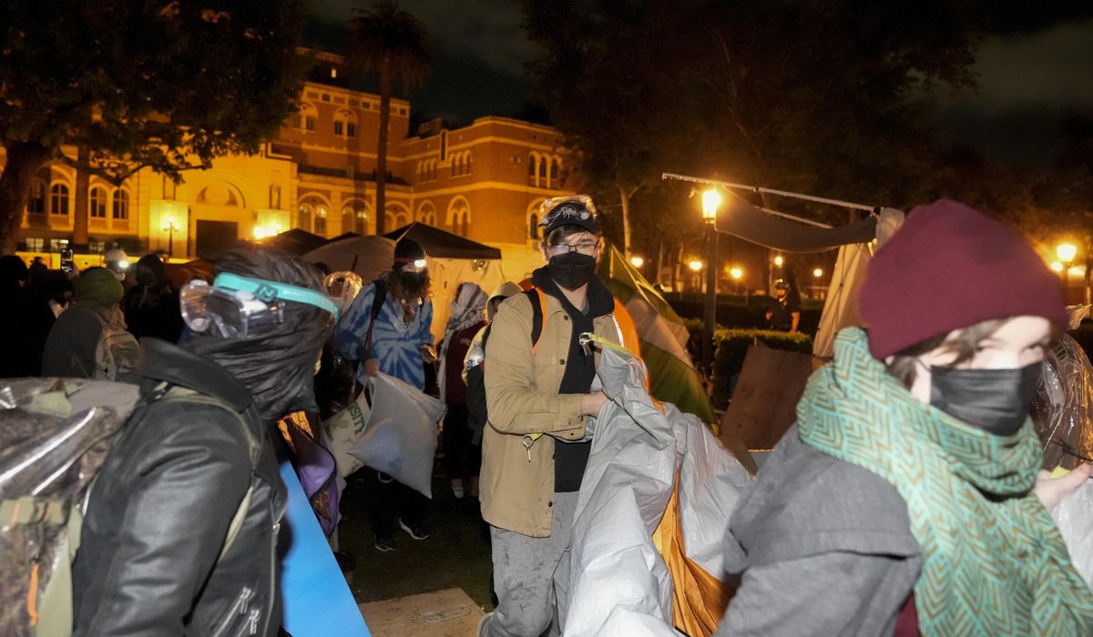 USC protesters surrounded by LAPD and ordered to leave encampment or face arrest