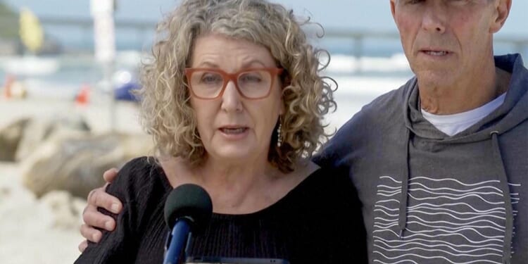 Mother of 2 Australian surfers killed in Mexico gives moving tribute to sons at a beach in San Diego