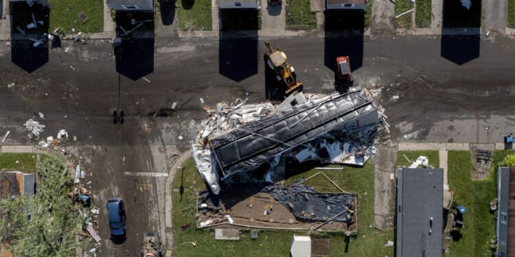 3 tornadoes confirmed in Michigan, 1 man killed in Tennessee as severe storms cross central U.S.