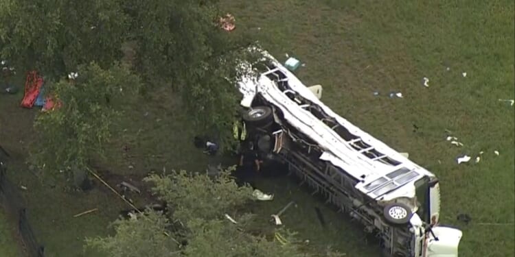 Eight dead, at least 40 injured as farmworkers' bus overturns in central Florida