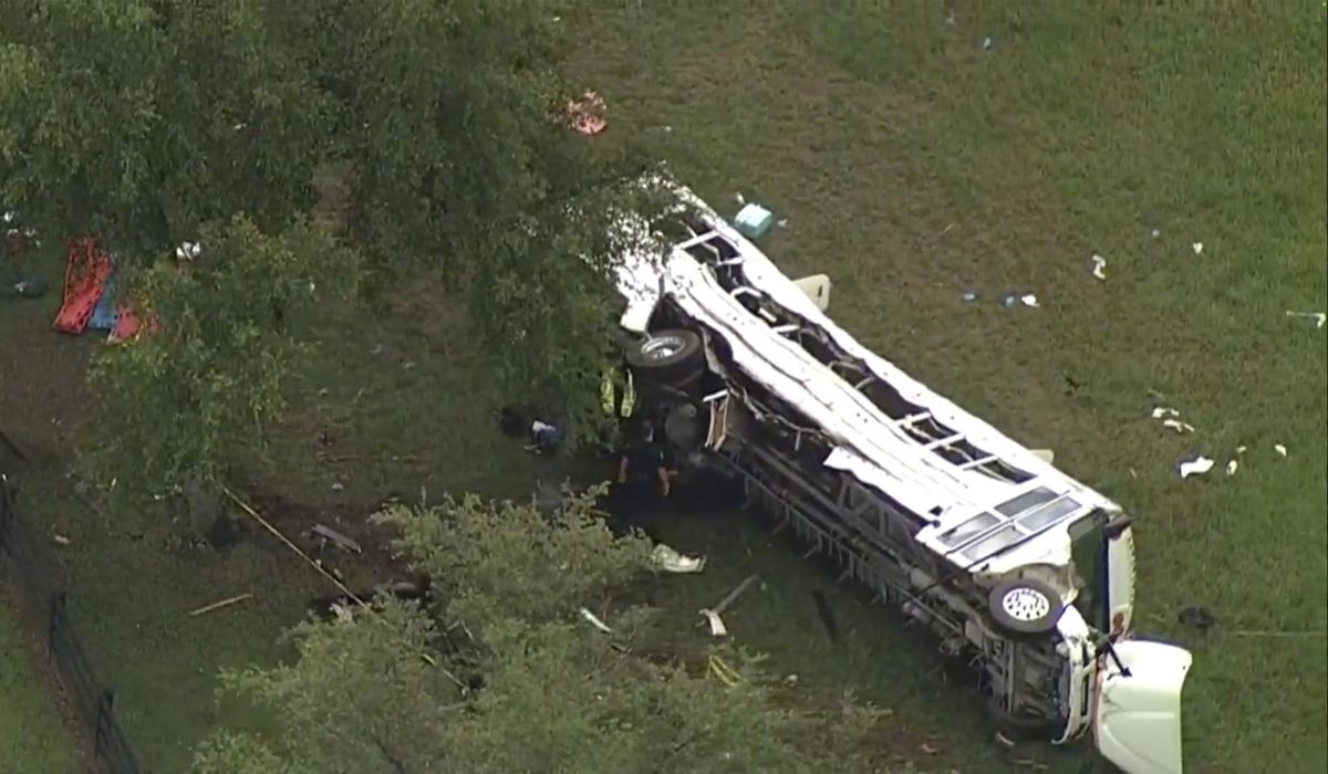 Eight dead, at least 40 injured as farmworkers' bus overturns in central Florida