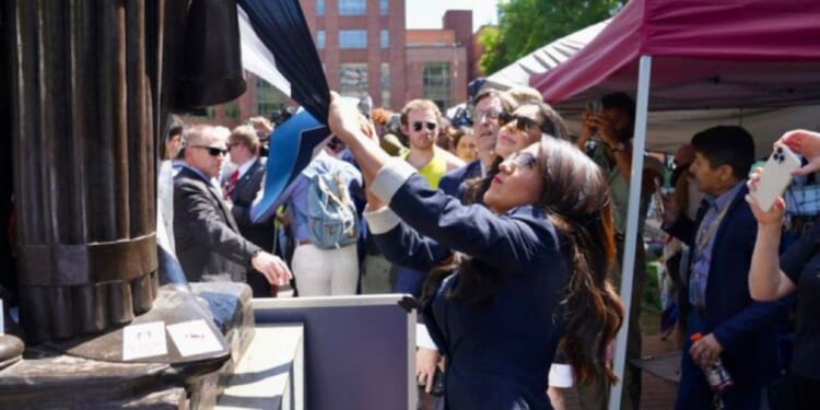 Rep. Lauren Boebert tries to remove a Palestinian flag covering a statue of George Washington at George Washington University in D.C.