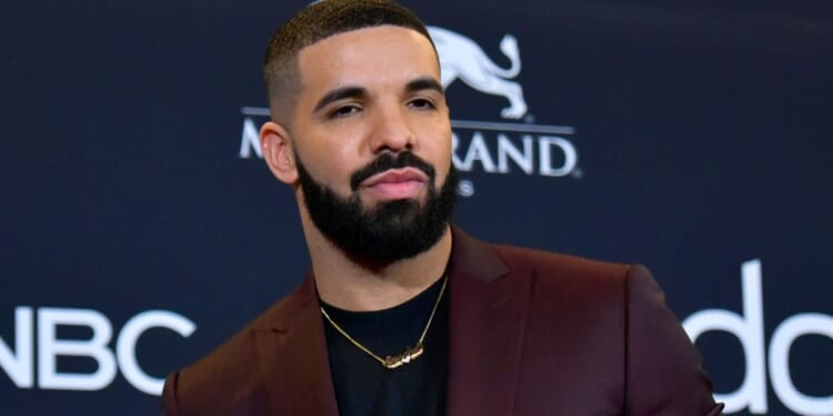 Drake poses at the Billboard Music Awards in Las Vegas on May 1, 2019.