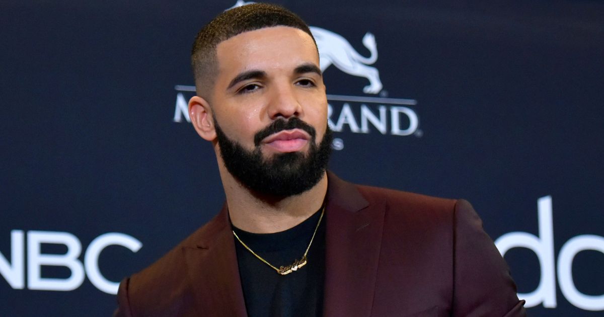 Drake poses at the Billboard Music Awards in Las Vegas on May 1, 2019.